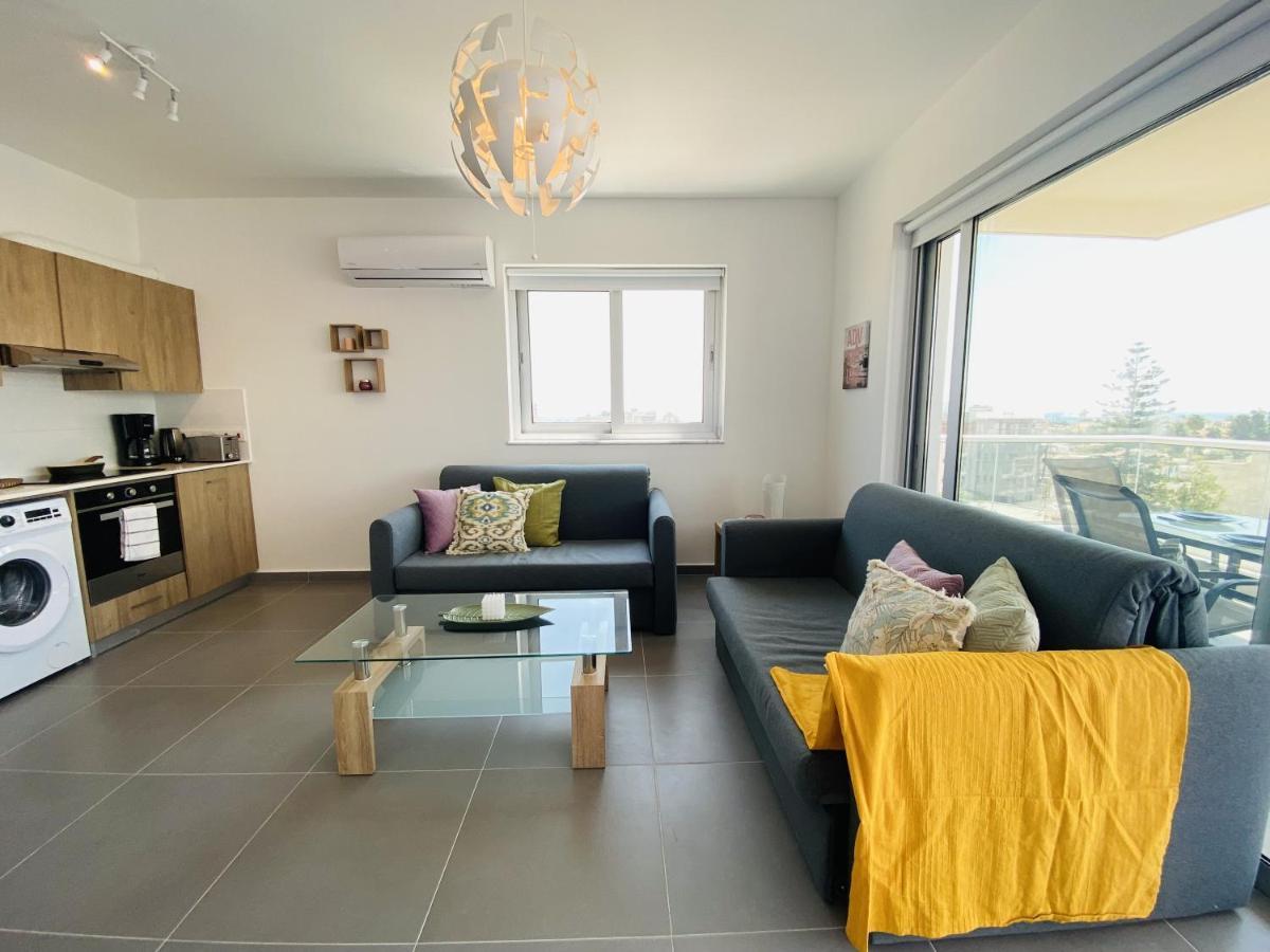 Silver Line 1-Bedroom Apartment In Larnaca Bagian luar foto