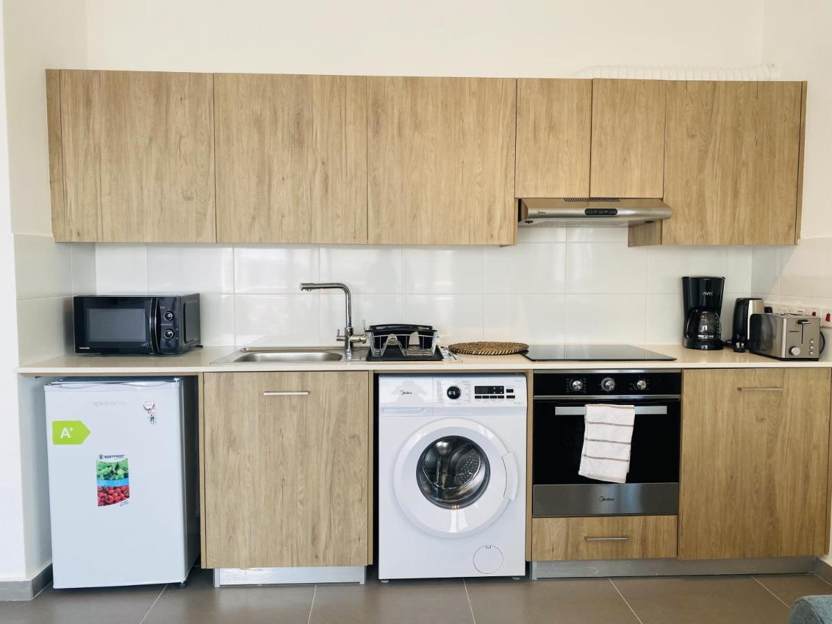 Silver Line 1-Bedroom Apartment In Larnaca Bagian luar foto